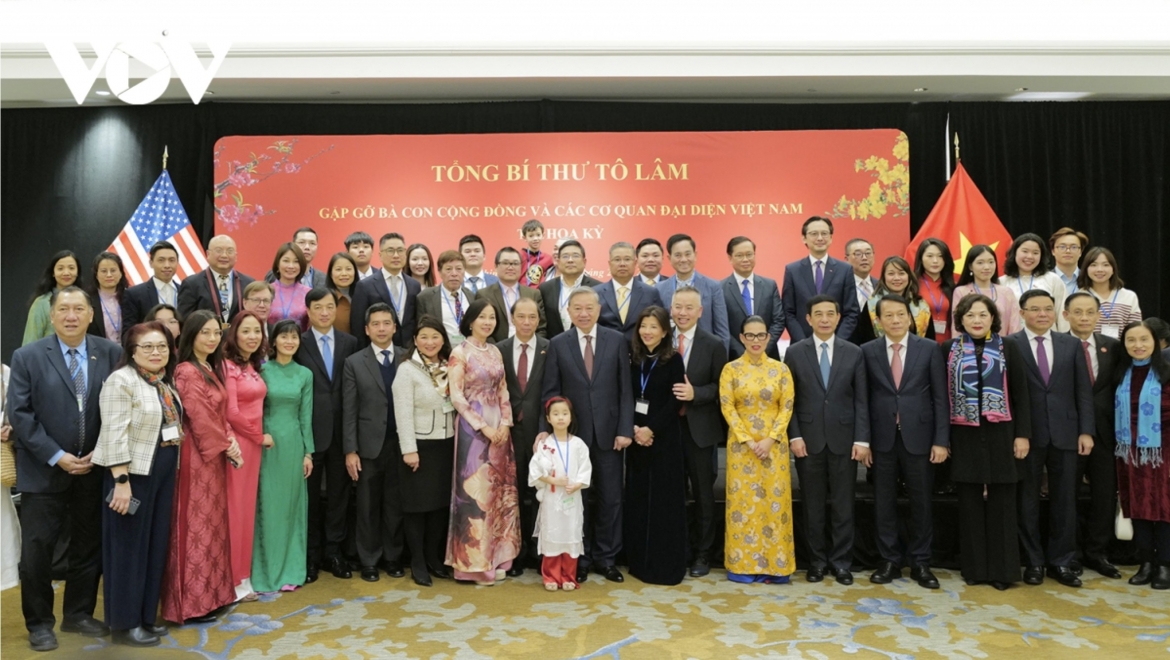 The Party General Secretary and delegation pose for photo with Vietnamese community representatives in US