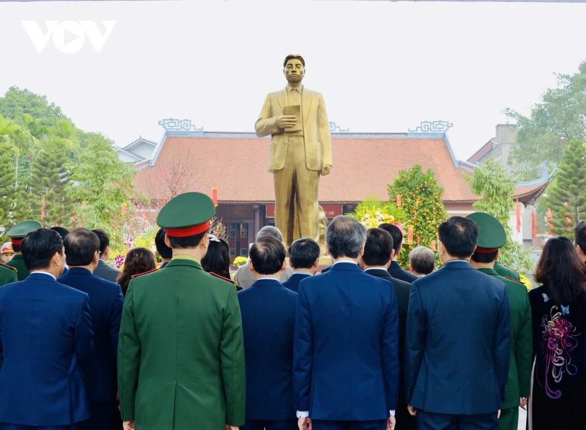 Party General Secretary To Lam and other Vietnamese officials pay tribute to Nguyen Van Cu, a prominent revolutionary leader and an outstanding student of President Ho Chi Minh