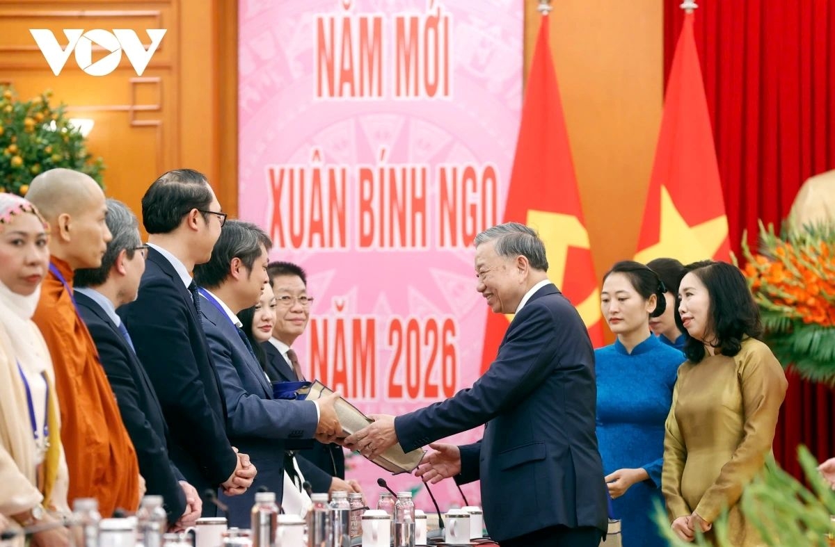 Party General Secretary To Lam meets overseas Vietnamese returning home for the Lunar New Year holiday