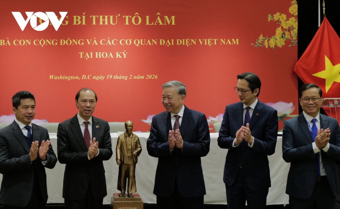 Party leader To Lam presents the statue of President Ho Chi Minh to Vietnamese representative offices in US