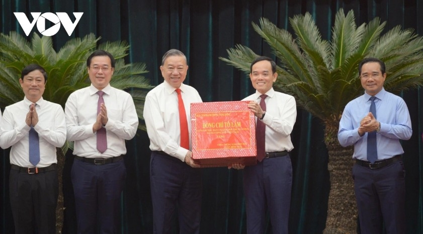 Party General Secretary To Lam presents Tet gifts