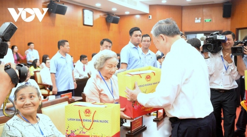 Party leader To Lam presents Tet gifts to policy beneficiary families and exemplary people with meritorious service