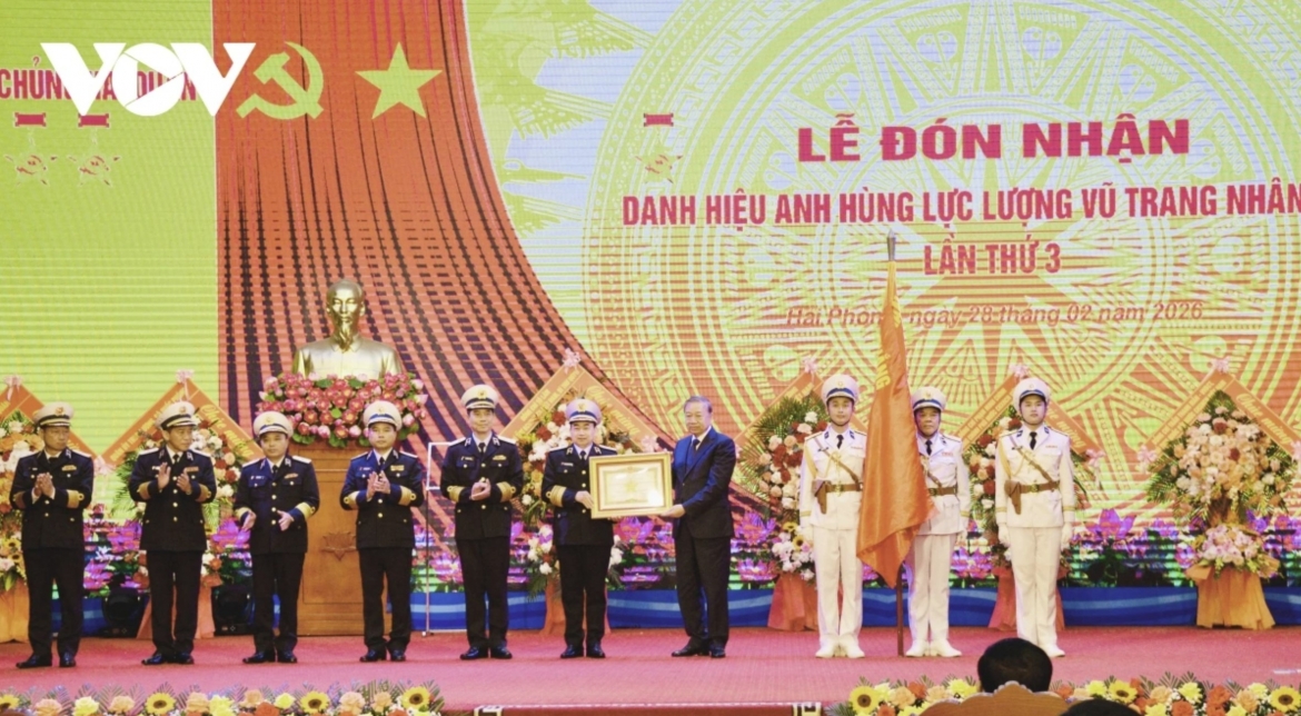 Party General Secretary To Lam presents the Hero of the People’s Armed Forces title to the Vietnam People’s Navy