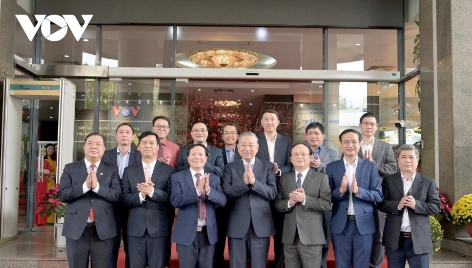Party General Secretary To Lam poses for a group photo with VOV President Do Tien Sy, the broadcaster’s deputy directors general and heads of its units.