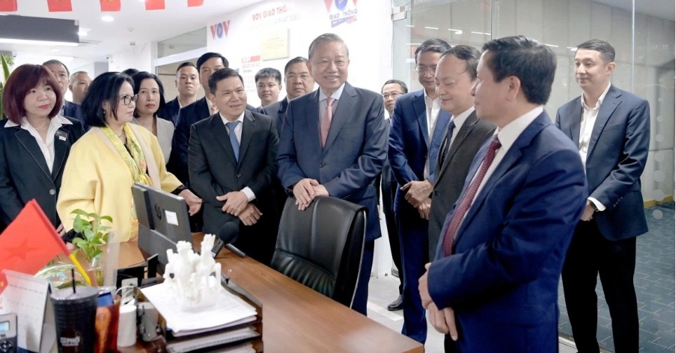 He visits and inspects information and communications operations, while encouraging officials, employees and technicians of VOV Traffic channel.