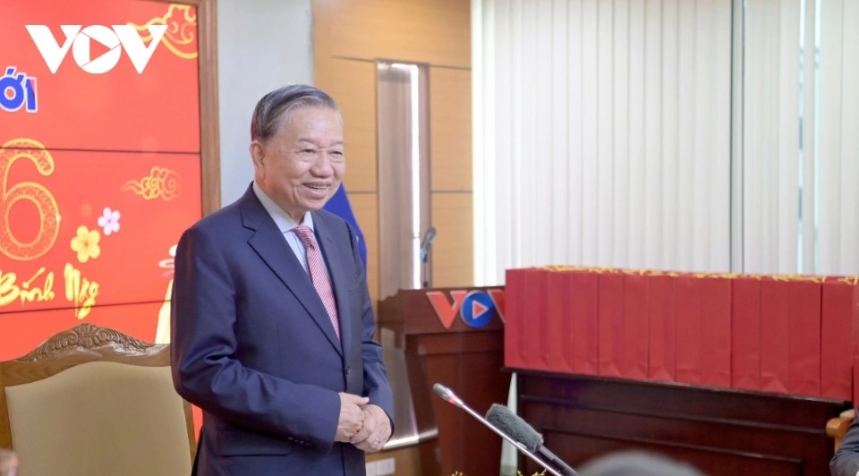 Party General Secretary To Lam says “At this sacred moment ahead of the Lunar New Year, as families reunite and spring colours brighten roads across the country, I am deeply moved to visit and encourage officials, technicians, reporters and workers of VOV, sharing with comrades who keep watch over the skies, safeguard the airwaves and maintain the nation’s information pulse, while ensuring timely delivery to every person, every locality and every area, so that no place is without VOV.”