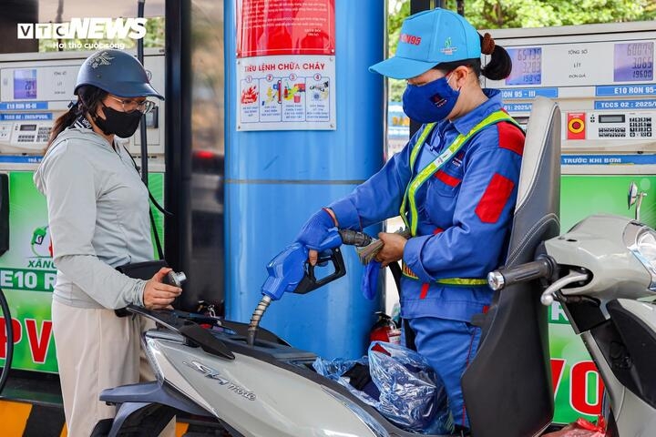 Domestic petrol prices exceed VND19,000/l in third consecutive increase. (Photo: vtcnews.vn)