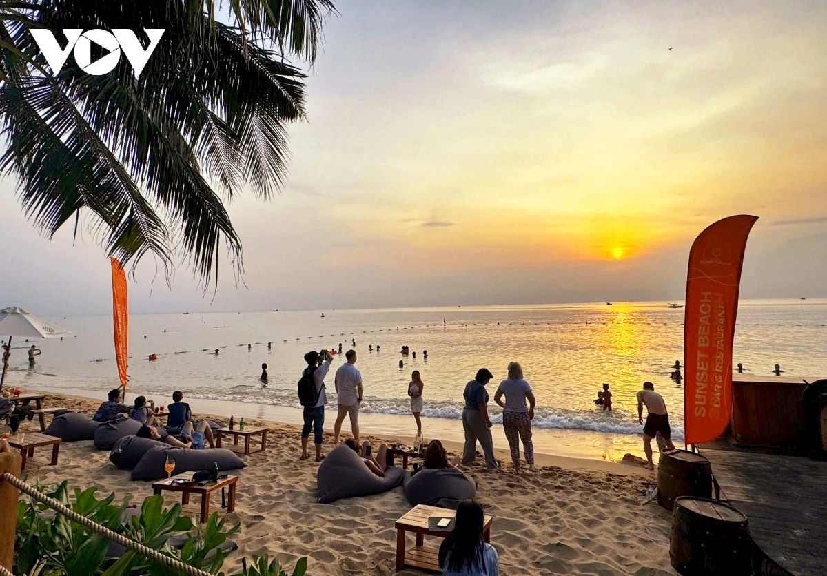 Sunset scenery in Phu Quoc attracts tourists