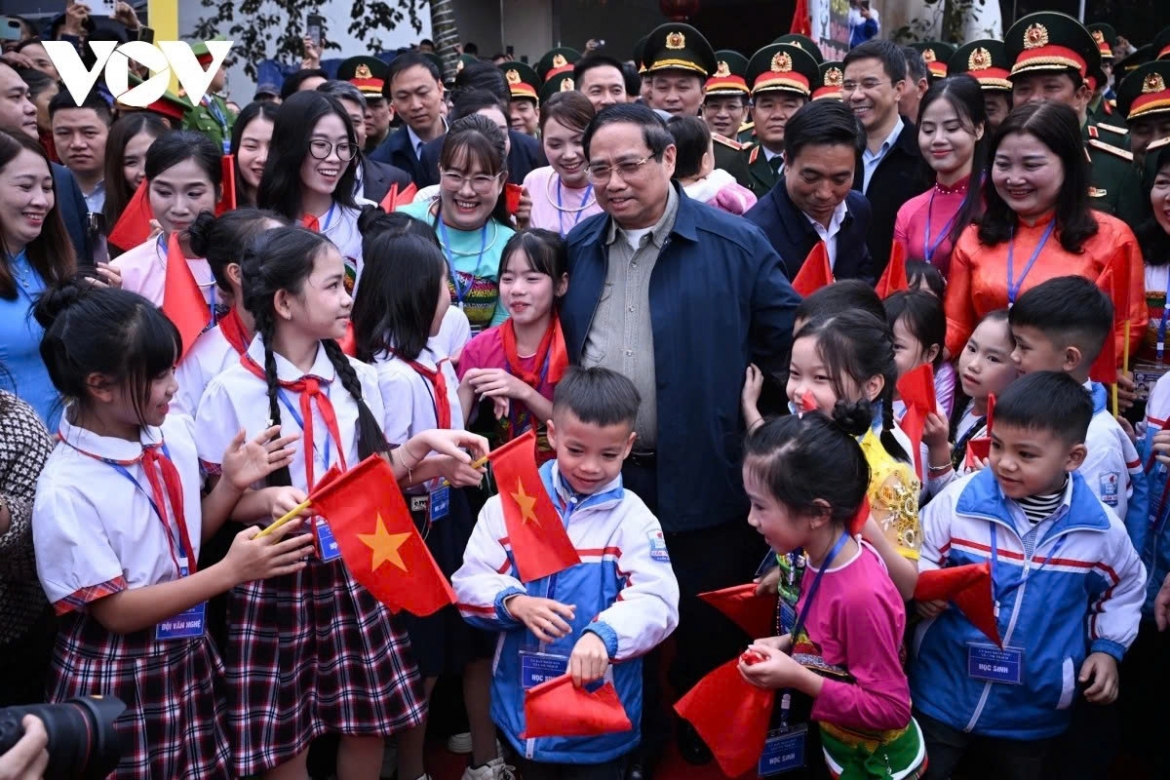 Prime Minister Pham Minh Chinh and Cam Thach Primary School students at the groundbreaking ceremony
