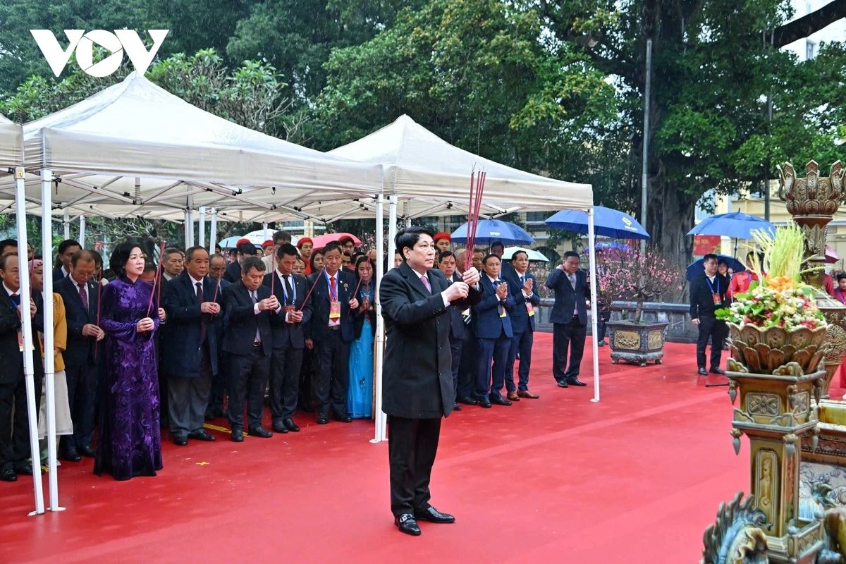 State President Luong Cuong joins overseas Vietnamese in offering incense to King Ly Thai To and past generations who founded and safeguarded Thang Long–Hanoi