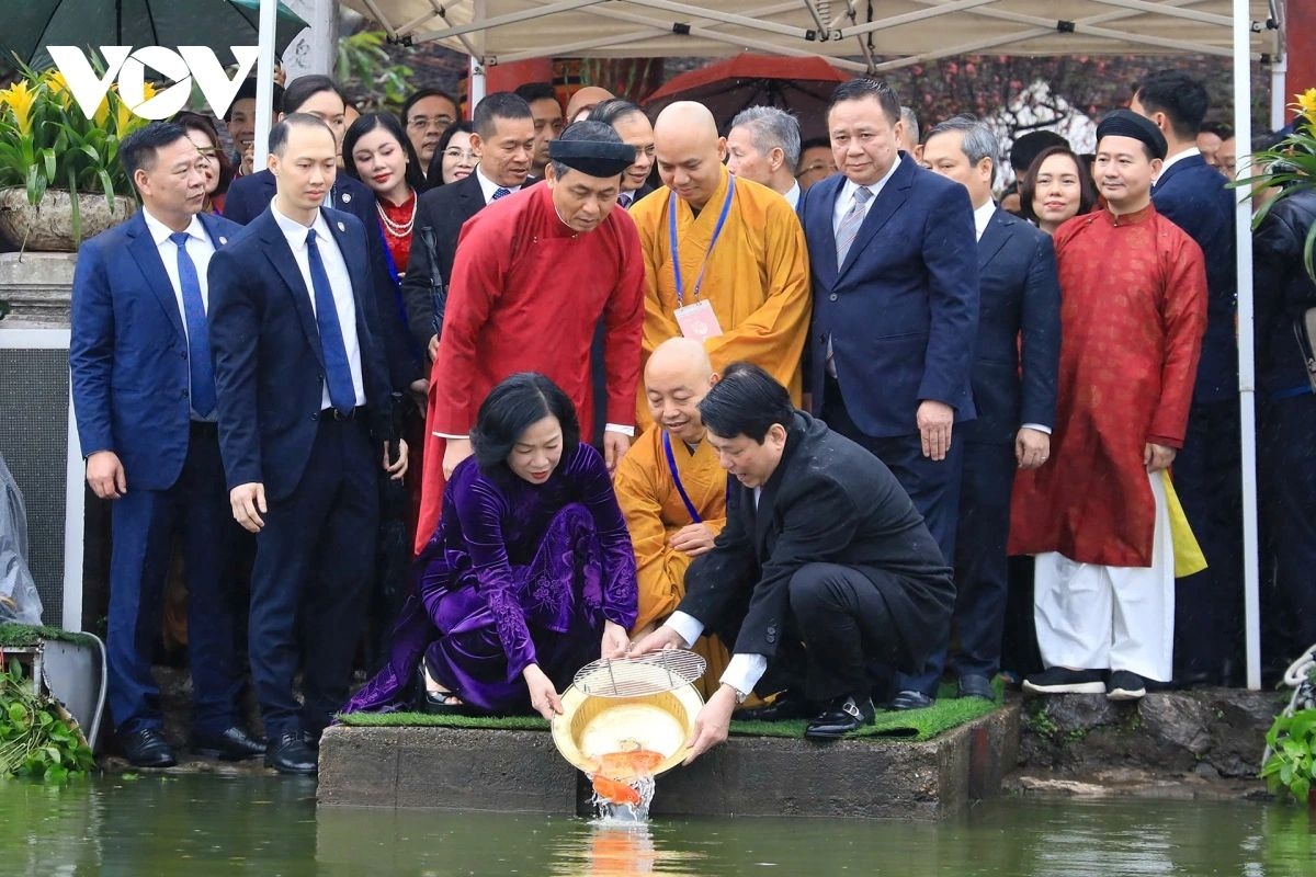President Luong Cuong joins overseas Vietnamese in releasing carp into Hoan Kiem Lake, ahead of the traditional Kitchen Gods Day on the 23rd day of the twelfth lunar month (February 10)