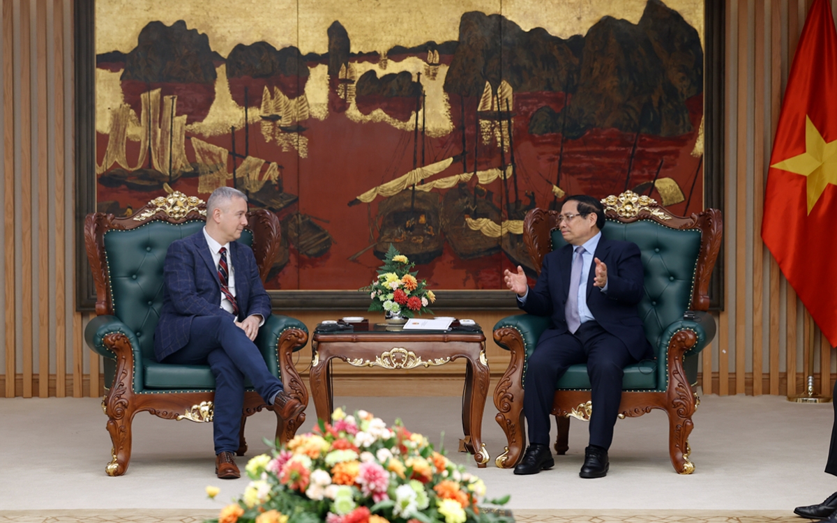 Vietnamese Prime Minister Pham Minh Chinh (R) receives Belgian Ambassador to Vietnam Karl Van Den Bossche, in Hanoi on February 26, 2026. (Photo: VGP)