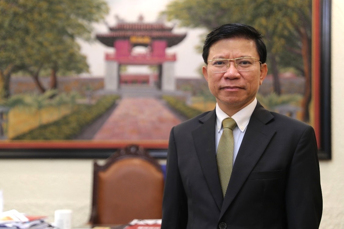 Prof. Dr. Hoang Anh Tuan has been awarded the French title of Knight in the Order of Academic Palms (Photo: ussh.vnu.edu.vn)