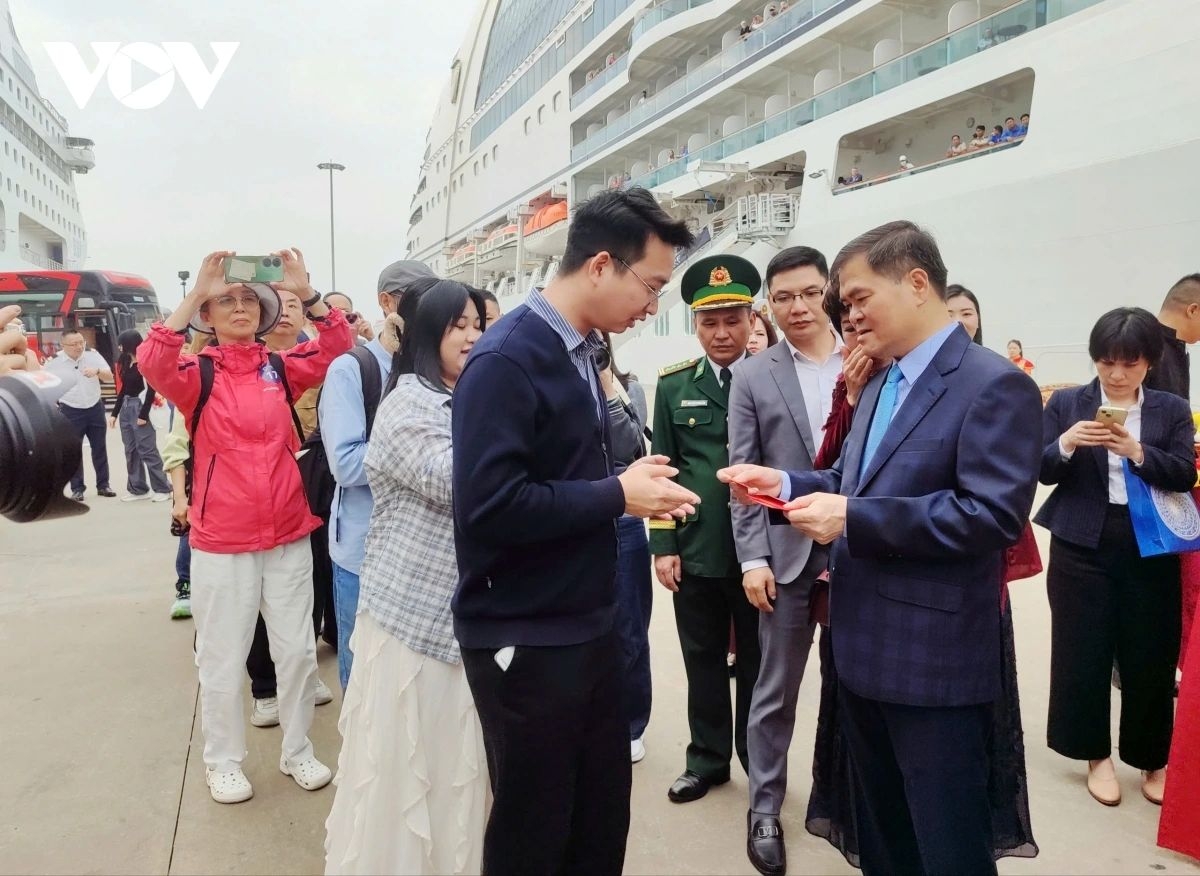 Quang Ninh authorities present lucky money to first foreign visitors to Quang Ninh on Lunar New Year's Day