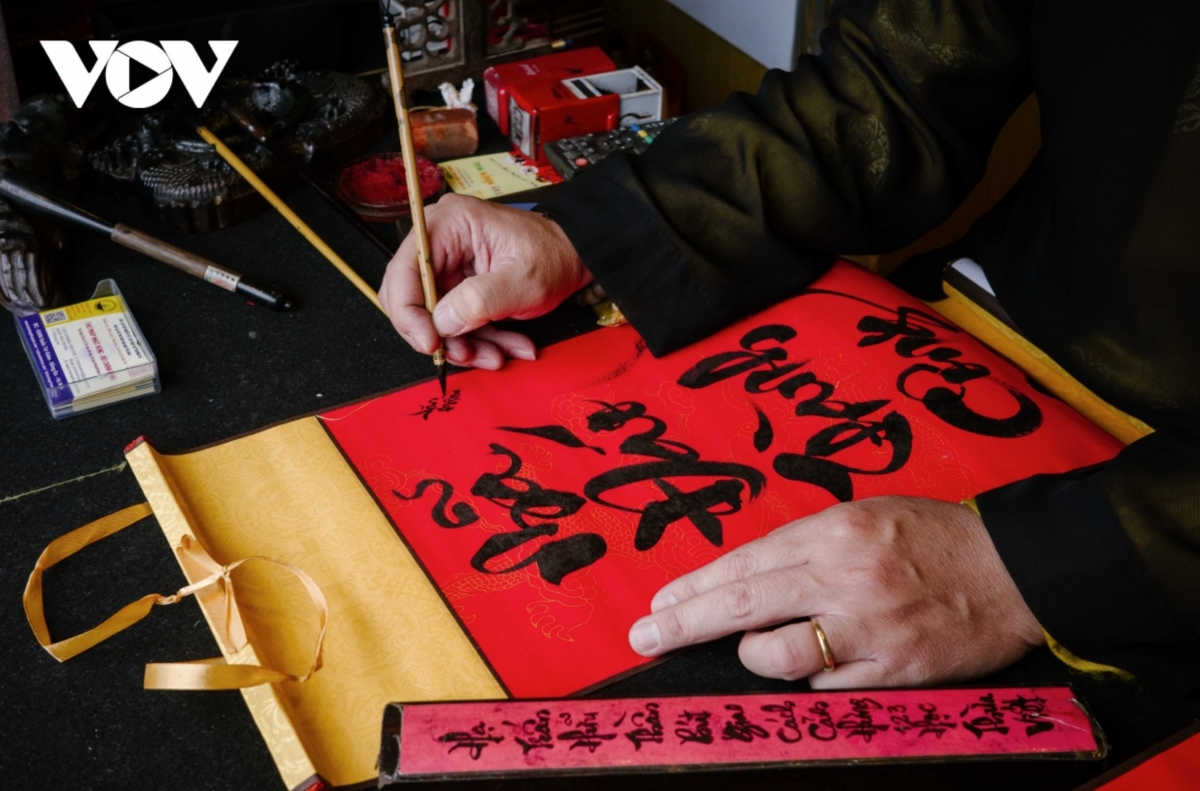 Seeking calligraphy at the start of the year reflects the Vietnamese tradition of honouring knowledge and moral learning, where written characters become symbols of the aspiration for personal refinement and a life guided by positive values.