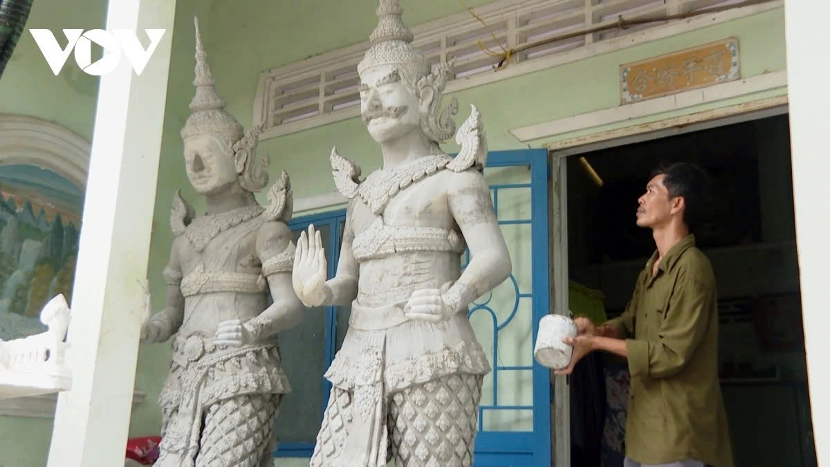 Son Binh Dinh is among the young Khmer who are passionate about traditional sculptural arts