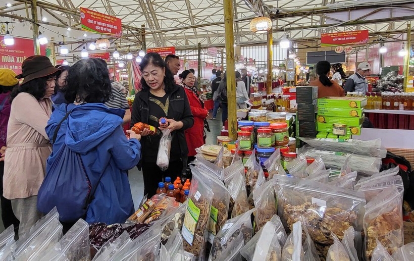 Visitors shop at Spring Fair 2026 (Photo: VNA)