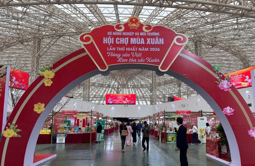 The “Vietnamese Agricultural Products – Spreading the Colours of Spring” zone, hosted by the Ministry of Agriculture and Environment, is a major highlight of the Spring Fair 2026. (Photo: thoibaotaichinhvietnam.vn)