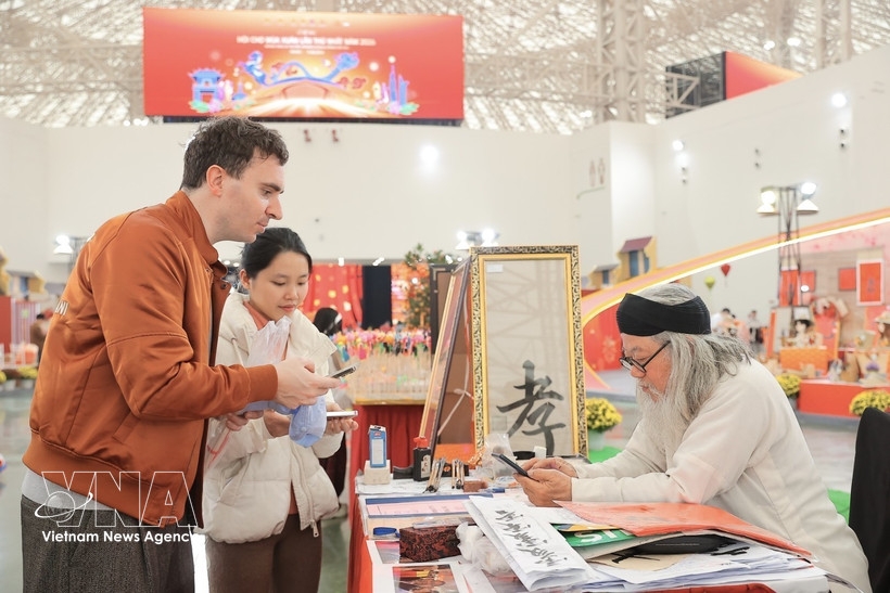 A foreign visitor to the first Glorious Spring Fair, held at the Vietnam Exposition Centre in Hanoi from February 2 to 13. (Photo: VNA)