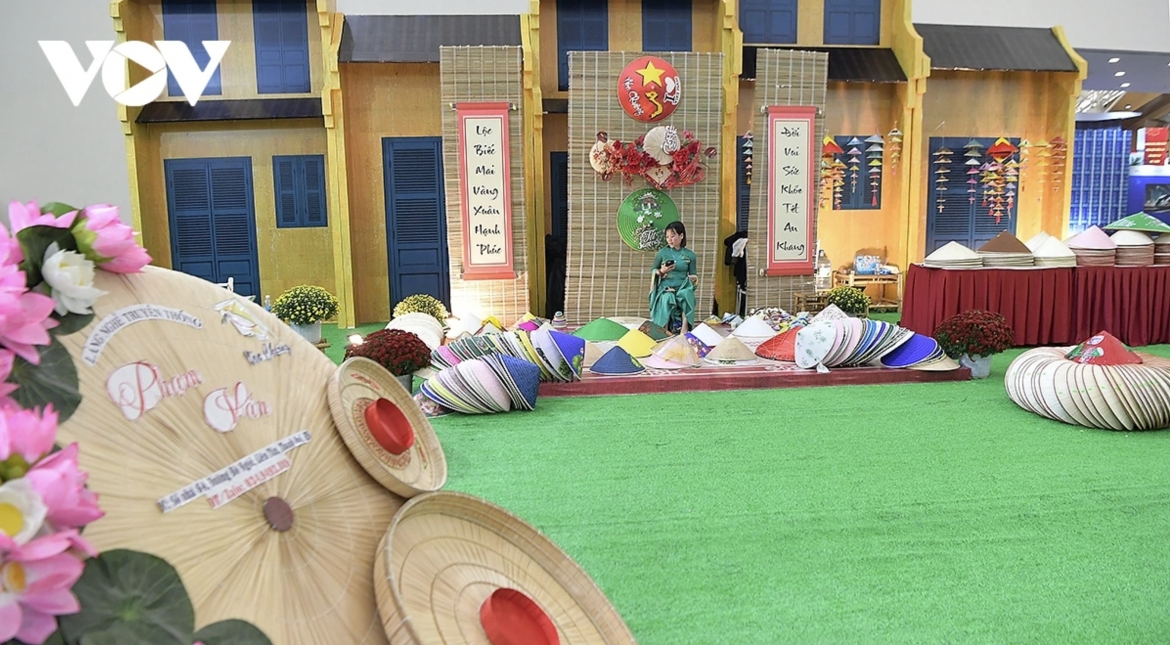 The “Essence of Vietnamese Culture” section, led by the Ministry of Culture, Sports and Tourism, features product displays and Tet cultural spaces, recreating the atmosphere of the traditional Tet holiday through cultural experiences.