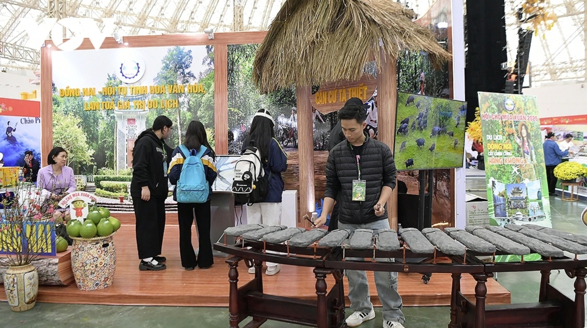 Alongside local specialties, the booths also present distinctive cultural products and local intangible cultural heritage to Hanoi residents and fair visitors.