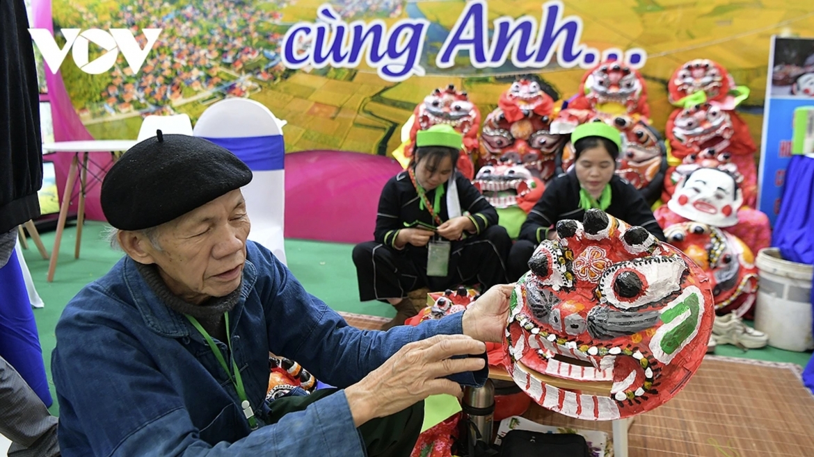 The Lang Son tourism booth introduces the craft of traditional papier-mâché mask making, featuring masks used during festival days by ethnic communities in the province’s highland areas.