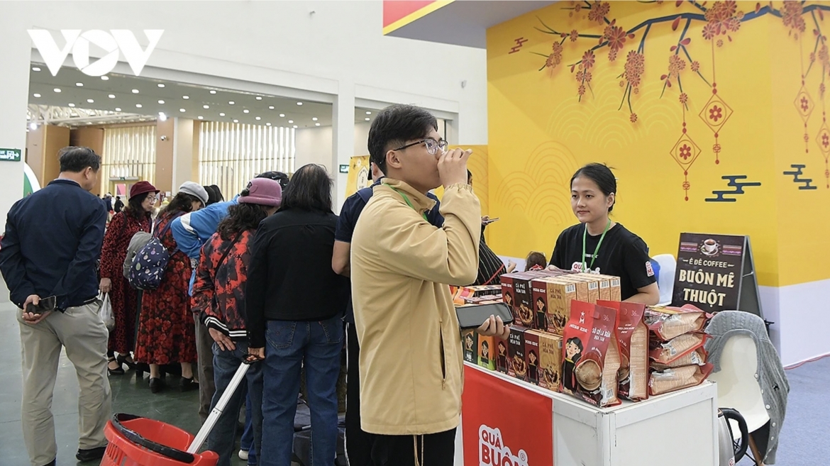 Sampling coffee at the Dak Lak provincial booth