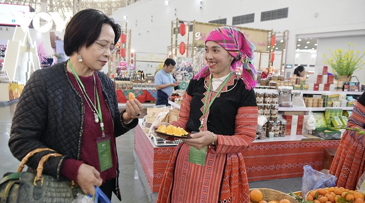 Alongside local specialties such as fruit and agricultural products typical of the northern highlands, Son La presents a range of Mong cultural activities on the opening day of the exhibition for Tet and the spring season, including Mong flute performances, folk singing and dancing, and traditional glutinous rice cake pounding, drawing visitors to experience the culture and purchase local specialties.
