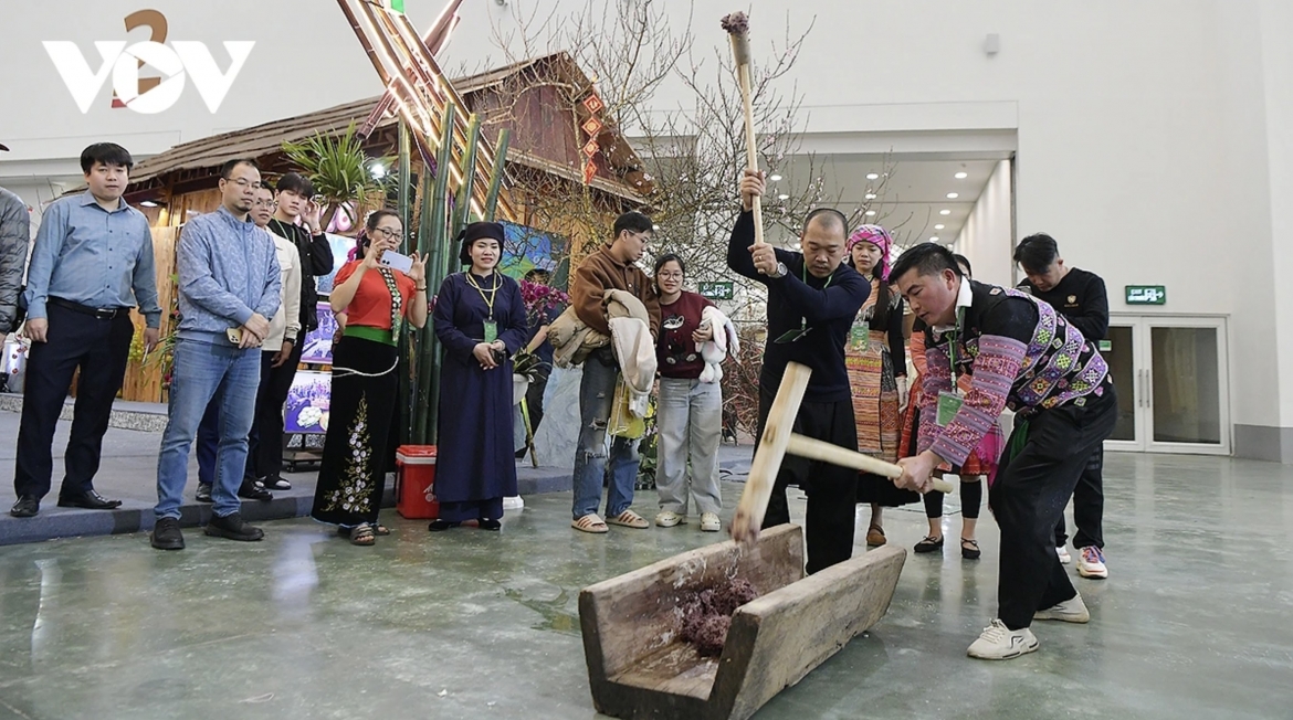 Activities such as traditional glutinous rice cake pounding and Mong folk singing and dancing at the Son La provincial booth attract large numbers of visitors, adding to the lively trading atmosphere at the booth.