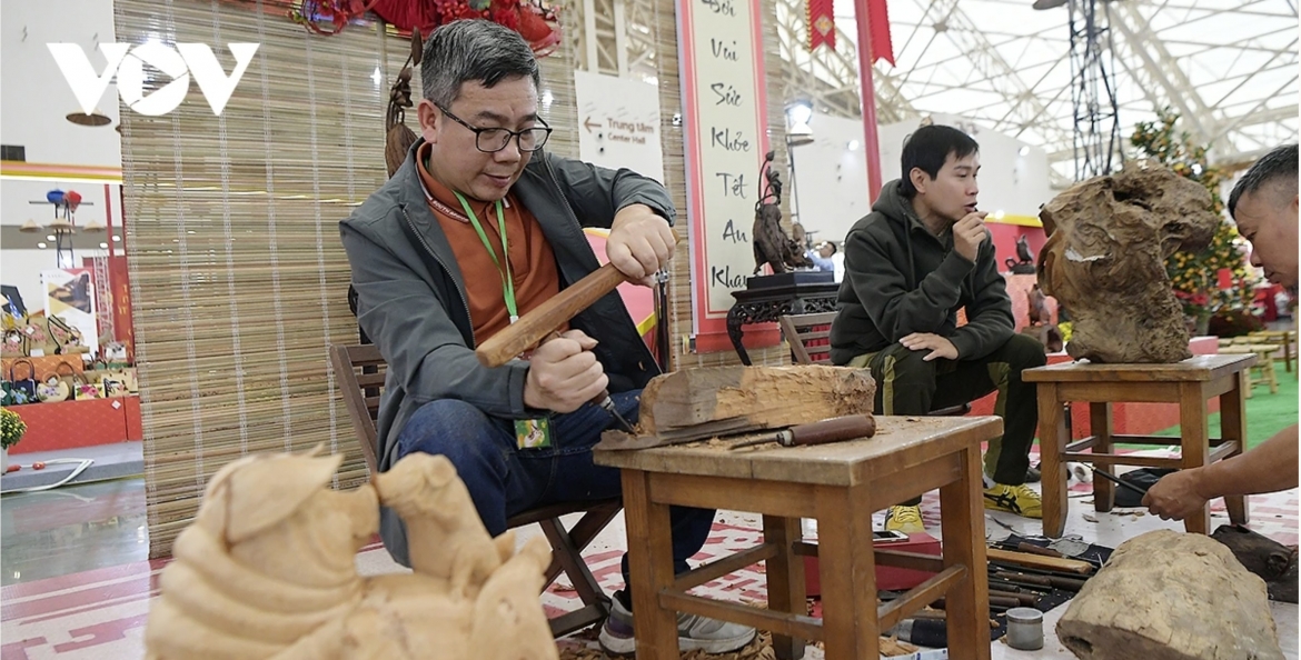 Having previously taken part in the Autumn Fair, artisans from Thiet Ung craft village enthusiastically demonstrate woodcarving techniques and introduce finely crafted products bearing the Thiet Ung woodworking village brand.