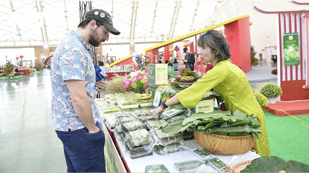 The “Prosperous Spring” section, led by the Ministry of Industry and Trade, brings together enterprises operating across industry, trade, distribution and services.