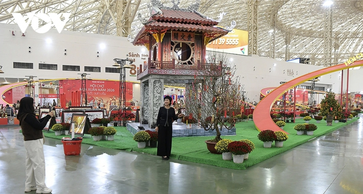 The “Tet Reunion” space, led by the Hanoi, showcases representative commercial products and promotes OCOP items (One Commune, One Product).