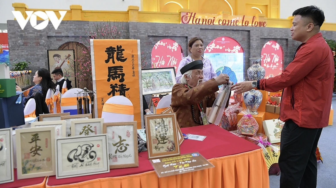 The “Tet Reunion” space is also dedicated to displaying and promoting handicrafts and traditional craft village products.