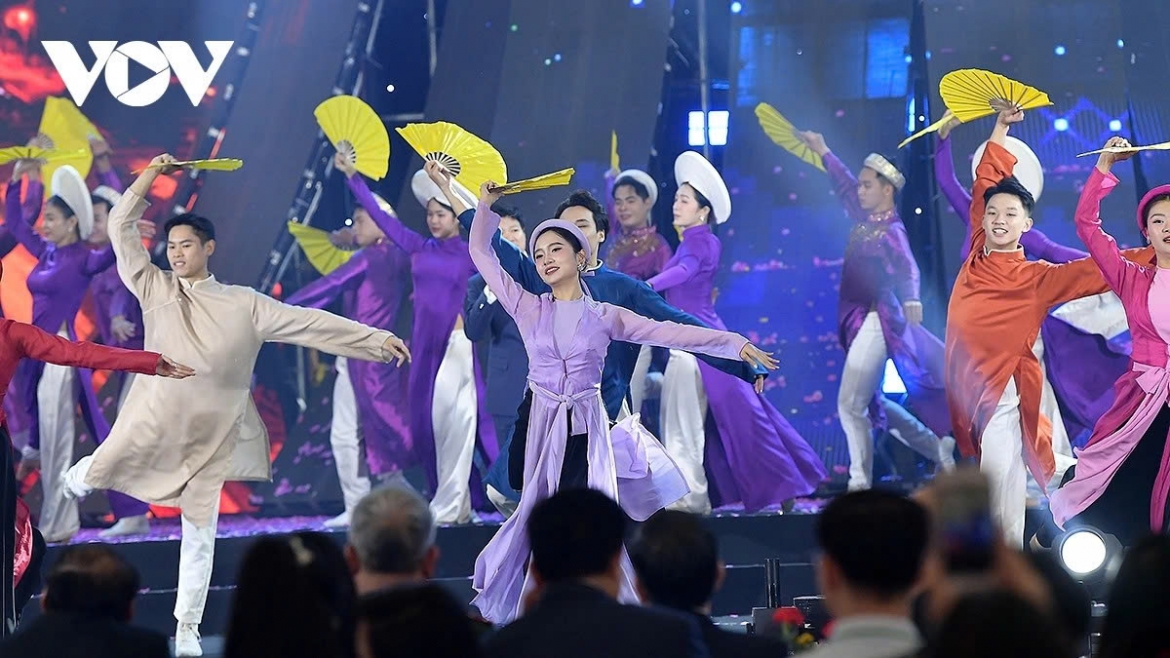 The event features famous artists such as singers My Linh, My Anh, Dong Nhi, and Noo Phuoc Thinh.