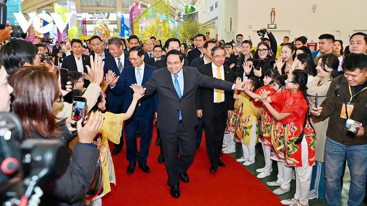 Prime Minister Pham Minh Chinh attends the opening ceremony of the Spring Fair.