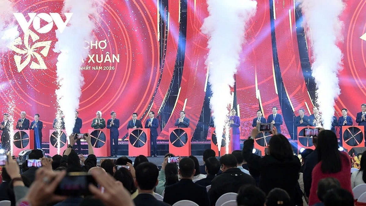 Prime Minister Pham Minh Chinh and other delegates press the button to launch the fair.