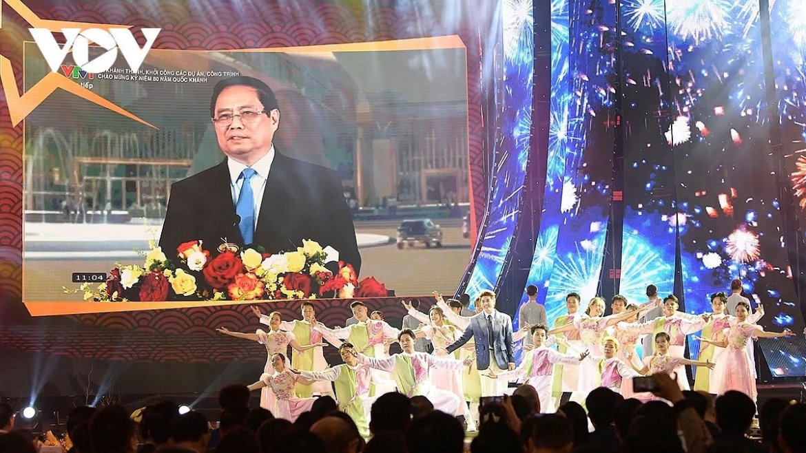 PM Chinh says that each product must be a cultural 'ambassador,' and each booth must be a heritage 'space' promoting the image of a dynamic, confident, peaceful, stable, and developing Vietnam.