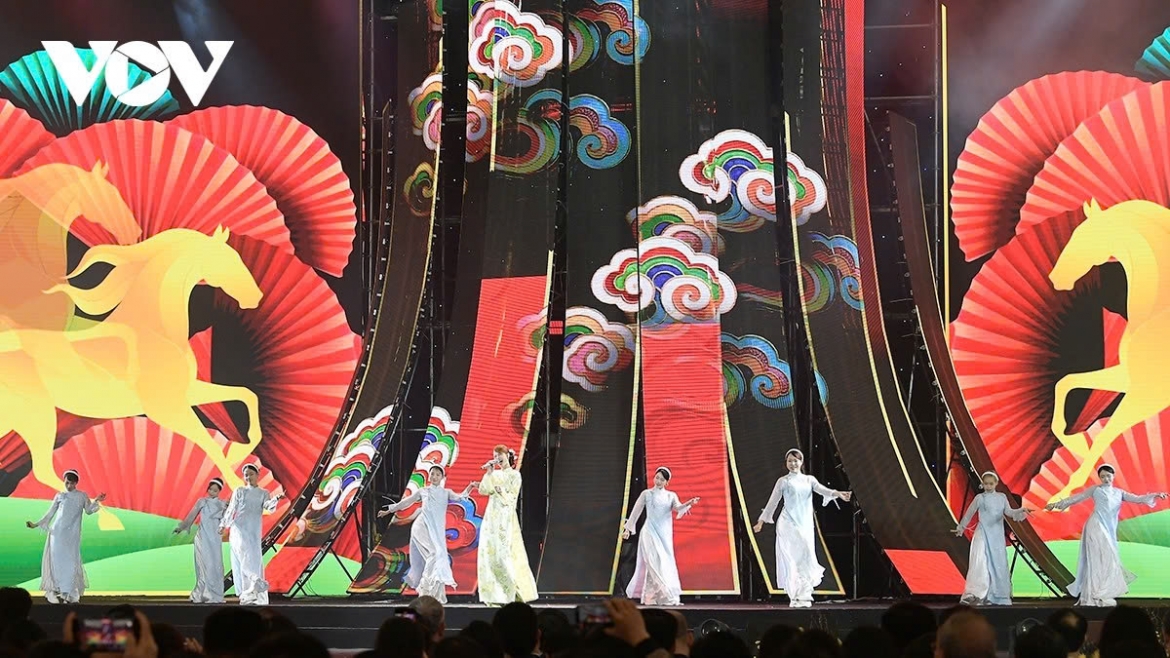 The art programme is staged under the theme “A New Spring – A New Era,” showcasing the harmony of Vietnam’s northern, central and southern regions.