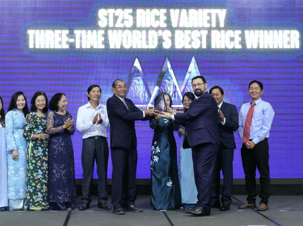 At the award ceremony. (Photo: VGP)