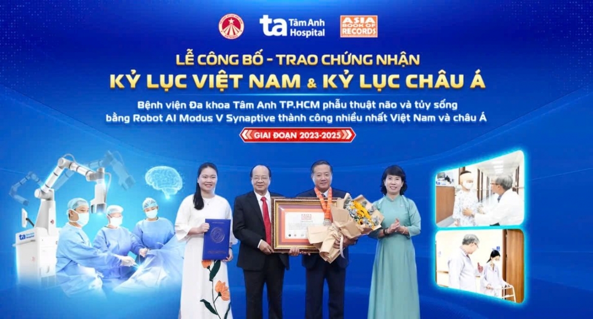 Professor Academician Hoang Quang Thuan, chairman of the Founding Council of the Vietnam Book of Records, presents the certificate to Ho Chi Minh City-based Tam Anh General Hospital for performing the highest number of AI-assisted cranial and spinal surgeries in Vietnam and Asia. (Photo: Tam Anh Hospital)