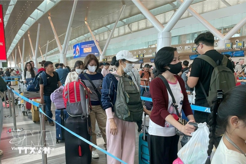 Tan Son Nhat sets new passenger record on sixth day of Tet