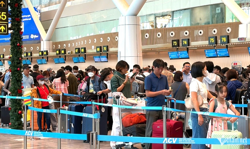 Passengers pack Tan Son Nhat Airport. (Source: vietnamnet.vn)