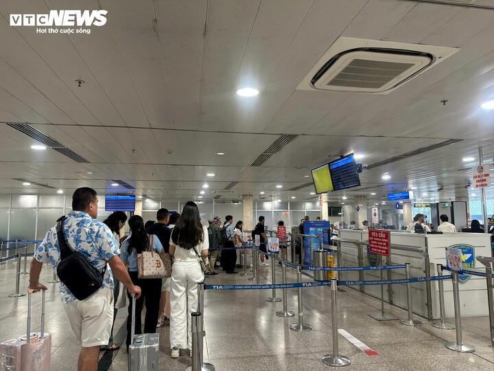 Tan Son Nhat International Airport set a record of 1,003 flights per day in 2025, the pre-Tet peak during Tet Binh Ngo 2026 is expected to reach more than 1,000 flights per day.