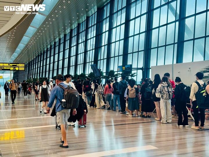 Under regulations set by the Civil Aviation Authority of Vietnam, the take-off and landing coordination parameter at Tan Son Nhat International Airport is 48 flights per hour, meaning on average more than one aircraft takes off or lands every minute during peak days.