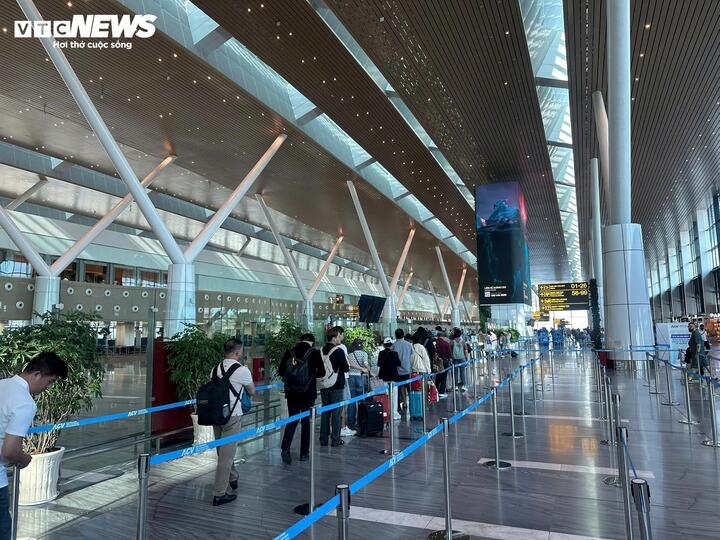 With Terminal T3 now in operation and six airlines operating from the facility, representatives of Southern Airports Authority advise passengers to check terminal and flight information carefully and arrive at the airport early to avoid delays during the Tet peak at the airport