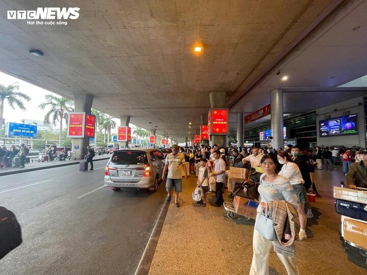 To avoid heavy congestion at the airport toward the year end, some passengers have chosen to complete work earlier than usual and travel ahead of the Tet peak, adjusting their schedules to reduce the risk of delays.