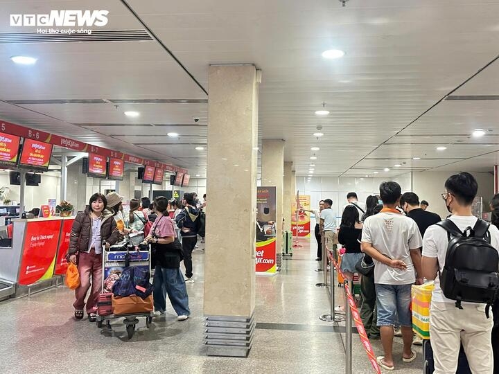 This is one of the busiest days at Tan Son Nhat International Airport in the lead-up to the Lunar New Year (Tet)