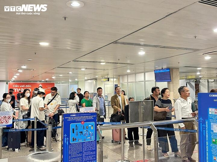 Total passenger traffic through Tan Son Nhat International Airport is estimated at 160,459 on February 11