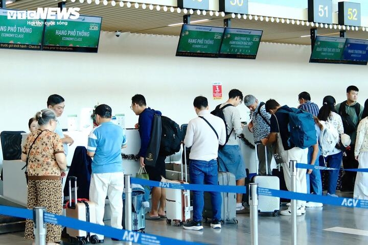 Departing passengers total 103,716, mainly on domestic routes with more than 72,000 travellers, while arrivals exceed 56,000 at Tan Son Nhat International Airport.