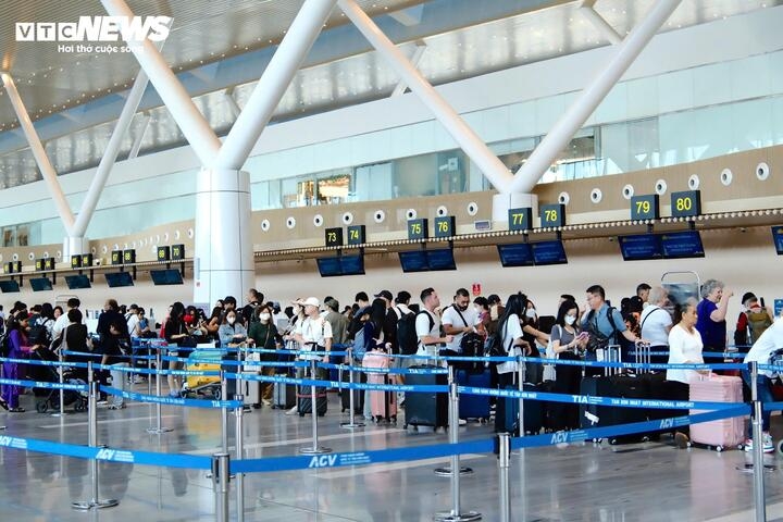 Heavy pressure is being placed on both the domestic and international terminals at Tan Son Nhat International Airport as travel demand rises sharply toward the year-end holiday period.